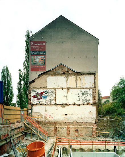   I  <b>title:</b> “photography of architectural remains“ 09